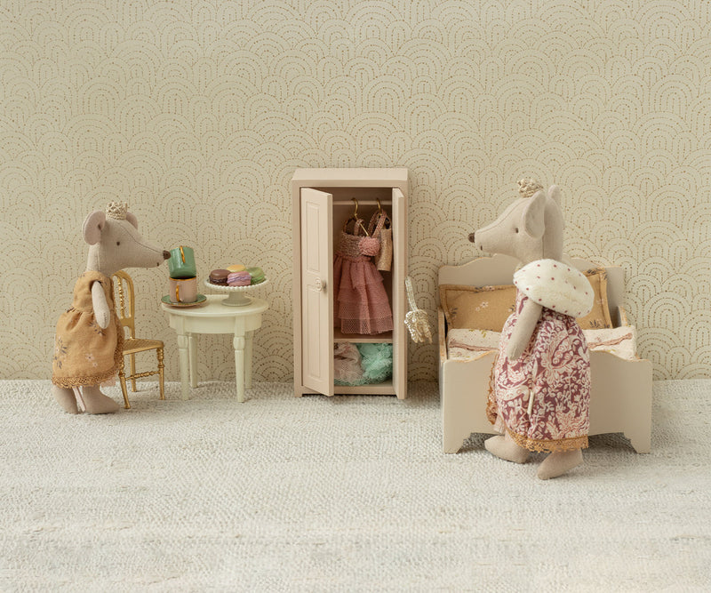 Add charm to a Maileg mouse house with the whimsical Mum Queen Mouse.