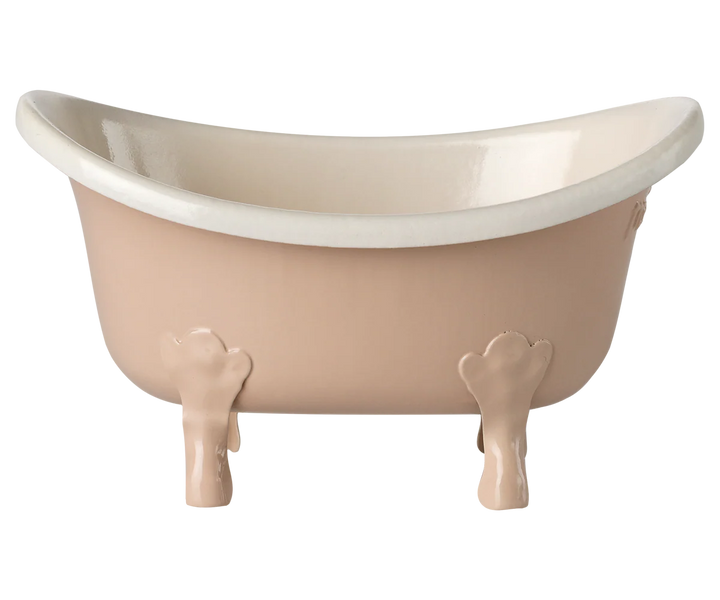 Maileg Mouse Bathtub Rose with mouse – Maileg mouse doll sitting in rose pink bathtub for dollhouse bathroom play
