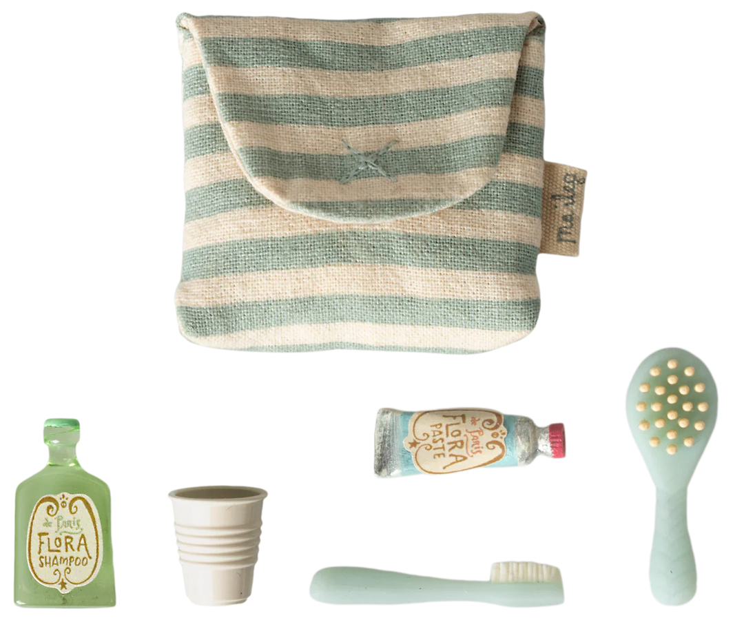 Maileg Mouse Toothbrush Set Blue Stripe detail – close-up of mouse-shaped toothbrush holder and toothbrush contents