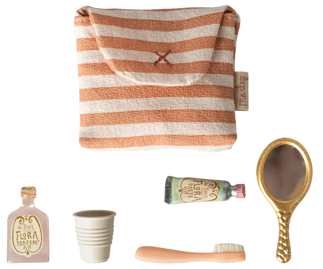 Maileg Mouse Toothbrush Set Coral Stripe detail – close-up of mouse-shaped toothbrush holder and coral stripe toothbrushes