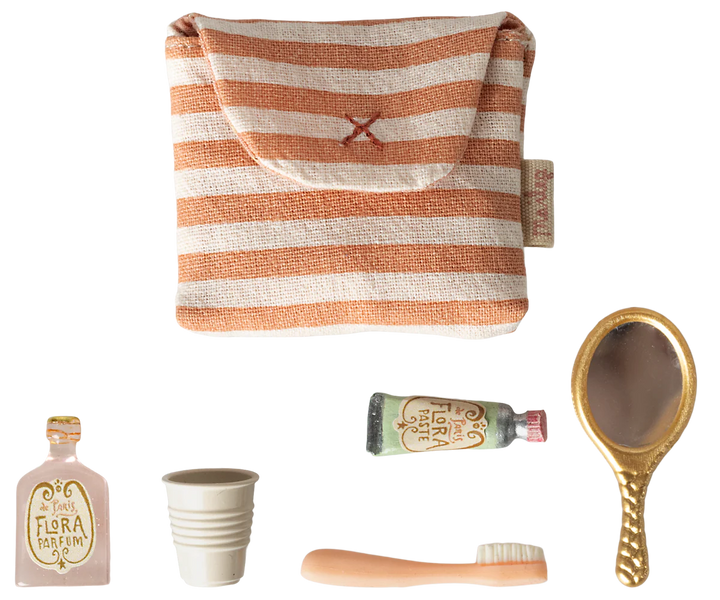 Maileg Mouse Toothbrush Set Coral Stripe detail – close-up of mouse-shaped toothbrush holder and coral stripe toothbrushes