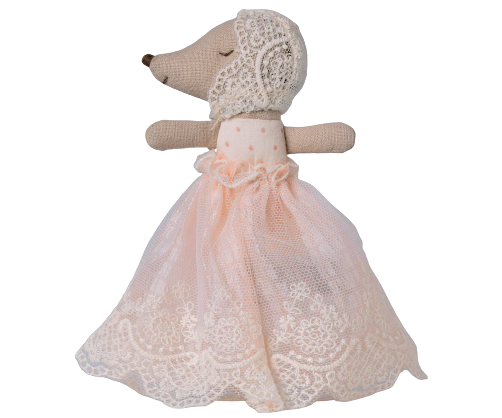 Maileg Baby Mouse in Gown Powder close-up – embroidered face and powder pink gown detail on miniature baby mouse doll