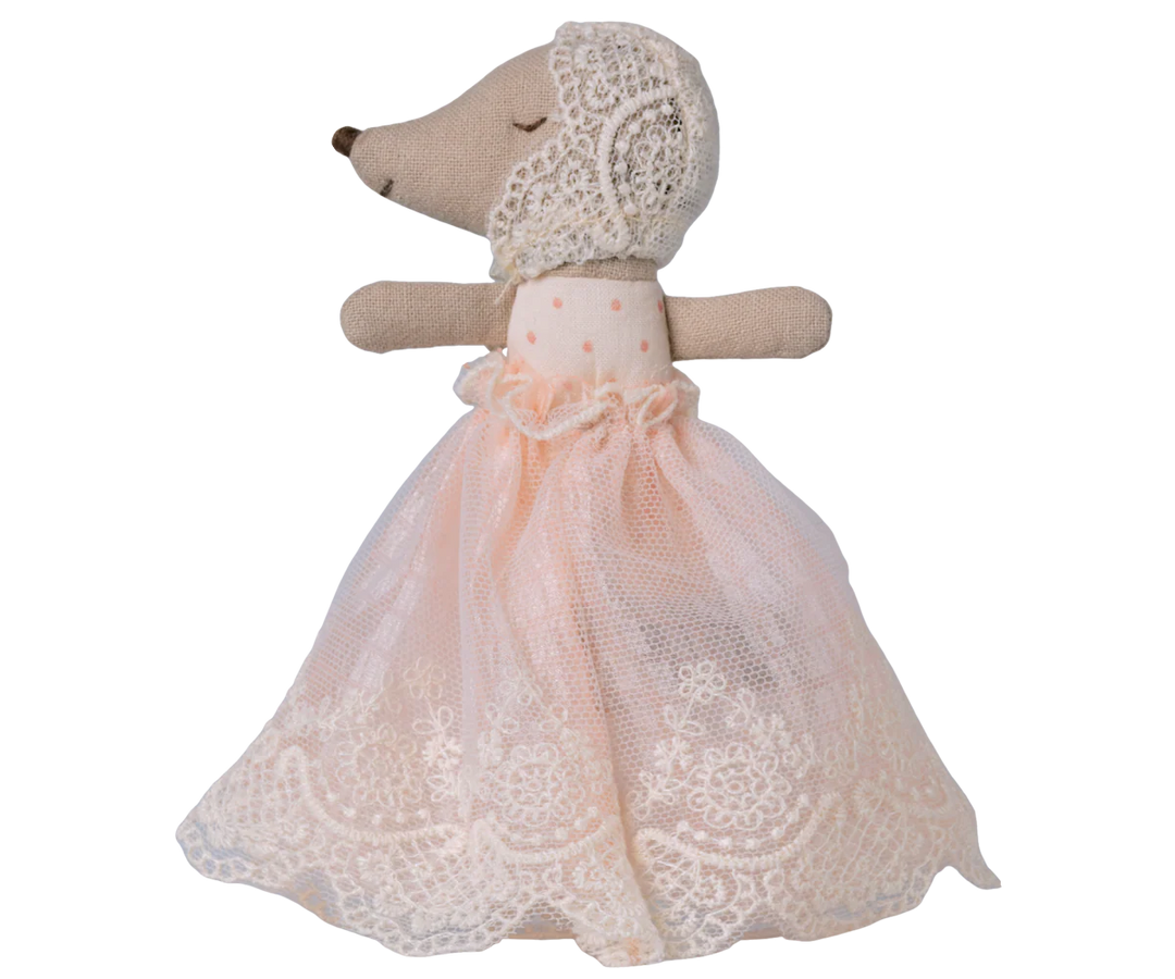 Maileg Baby Mouse in Gown Powder close-up – embroidered face and powder pink gown detail on miniature baby mouse doll