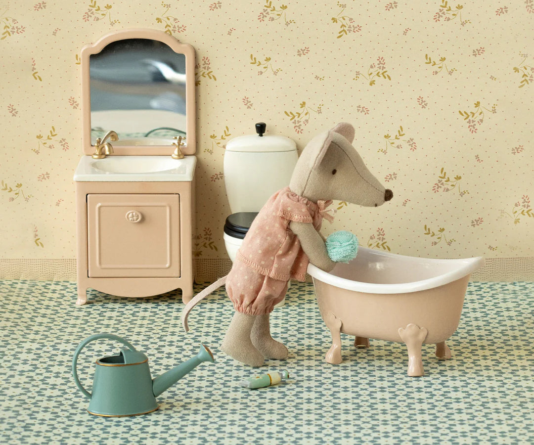 Maileg Mouse Bathtub Rose styled bathroom scene – pink bathtub in Maileg dollhouse bathroom vignette with accessories