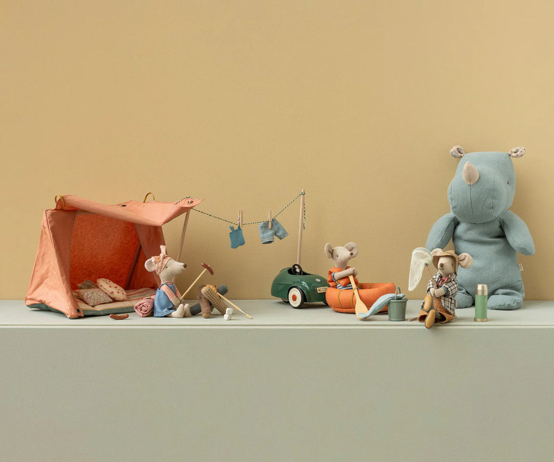 Bring outdoor play indoors with the Maileg Mouse - Mouse Bonfire Set, ideal for dollhouse miniature adventures