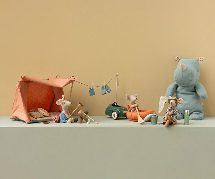 Bring outdoor play indoors with the Maileg Mouse - Mouse Bonfire Set, ideal for dollhouse miniature adventures