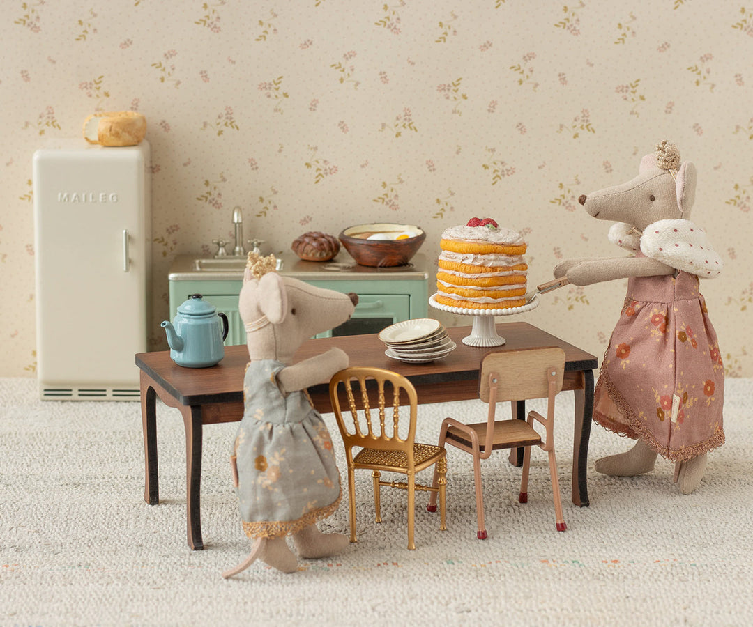 Maileg Party Cake and Cakestand with mouse dolls – miniature off-white cake displayed with Maileg mice for birthday play
