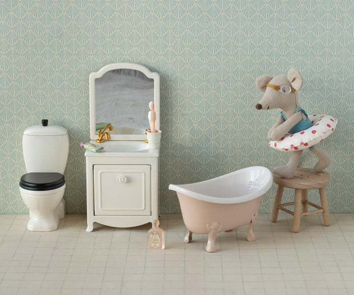Maileg Mouse Bathtub Rose with bath accessories – rose bathtub displayed with Maileg toothbrush set and bath items