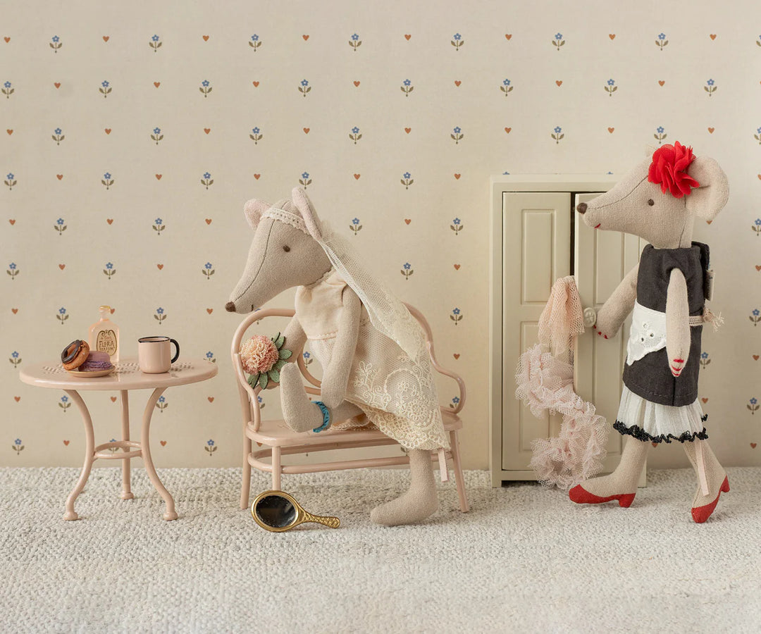 Maileg Beautician Mouse Mum close-up - detailed mouse doll with salon-themed outfit and accessories