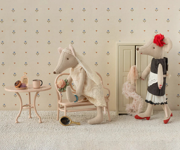Maileg Beautician Mouse Mum close-up - detailed mouse doll with salon-themed outfit and accessories