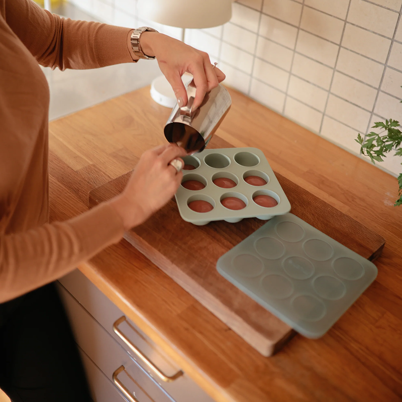 Mom filling Baby food freezer tray mushie blue