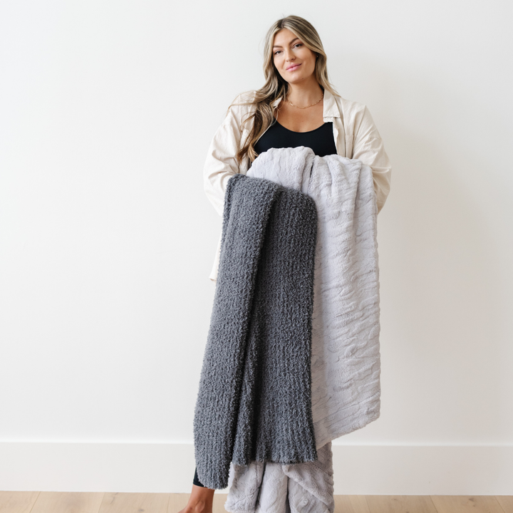 This Charcoal Saranoni Ribbed BAMBONI¨ Throw Blanket offers luxe softness and works great for Baby blankets.