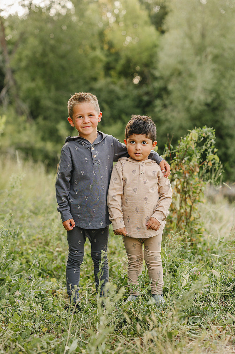 With a relaxed fit and charming print, the Mebie Baby Cactus Hooded Set works well as newborn baby clothes