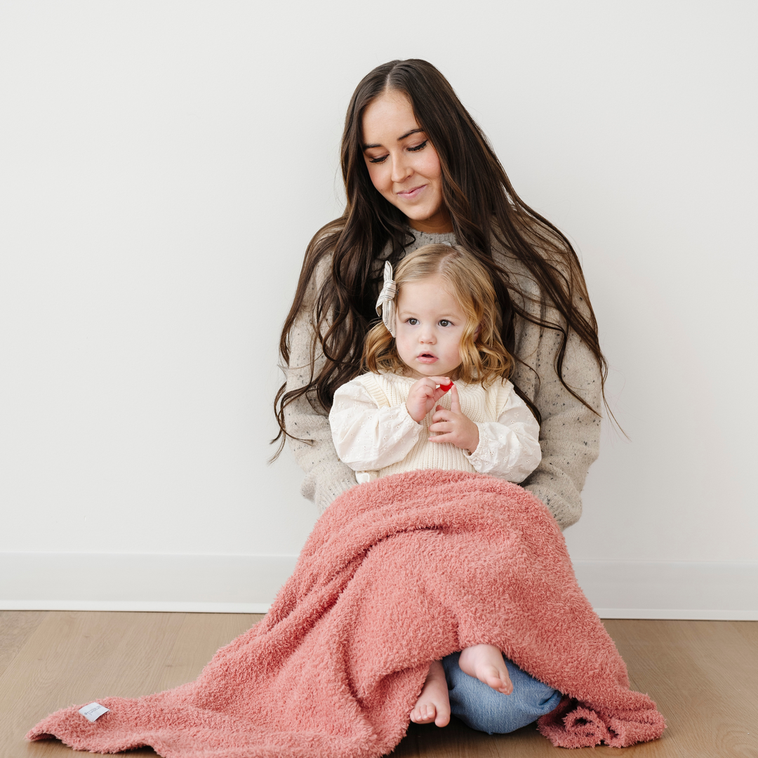 The Saranoni Bamboni¨ Receiving Blanket in Hibiscus wraps your baby in floral-inspired softness for the best baby blanket experience.