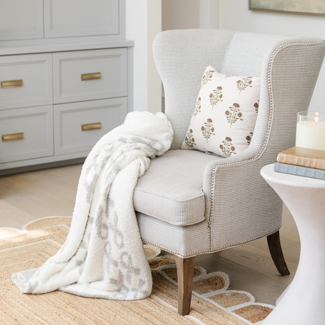 Luxurious and serene, the Saranoni Double-Layer BAMONI¨ Throw Blanket in Hope wraps children in warmth, an ideal toddler blanket pick.