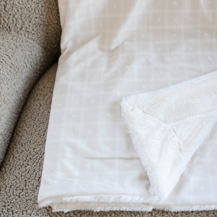 SaranoniÕs Ivy Minky/Lush XL Blanket offers plush baby blankets for naps and playtime.