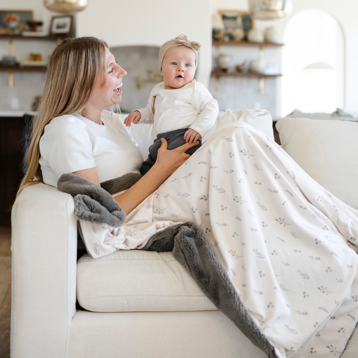 Saranoni Minky/Lush XL Blanket Jasmine delivers a premium baby knit blanket for cozy nights.
