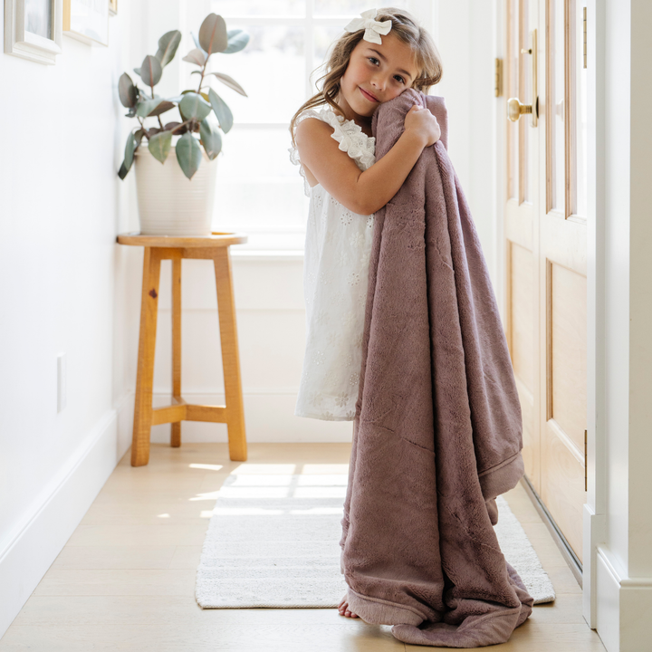 Keep your child snug with the Saranoni Lush Toddler Blanket in Bloom, a soft baby blanket everyone loves.