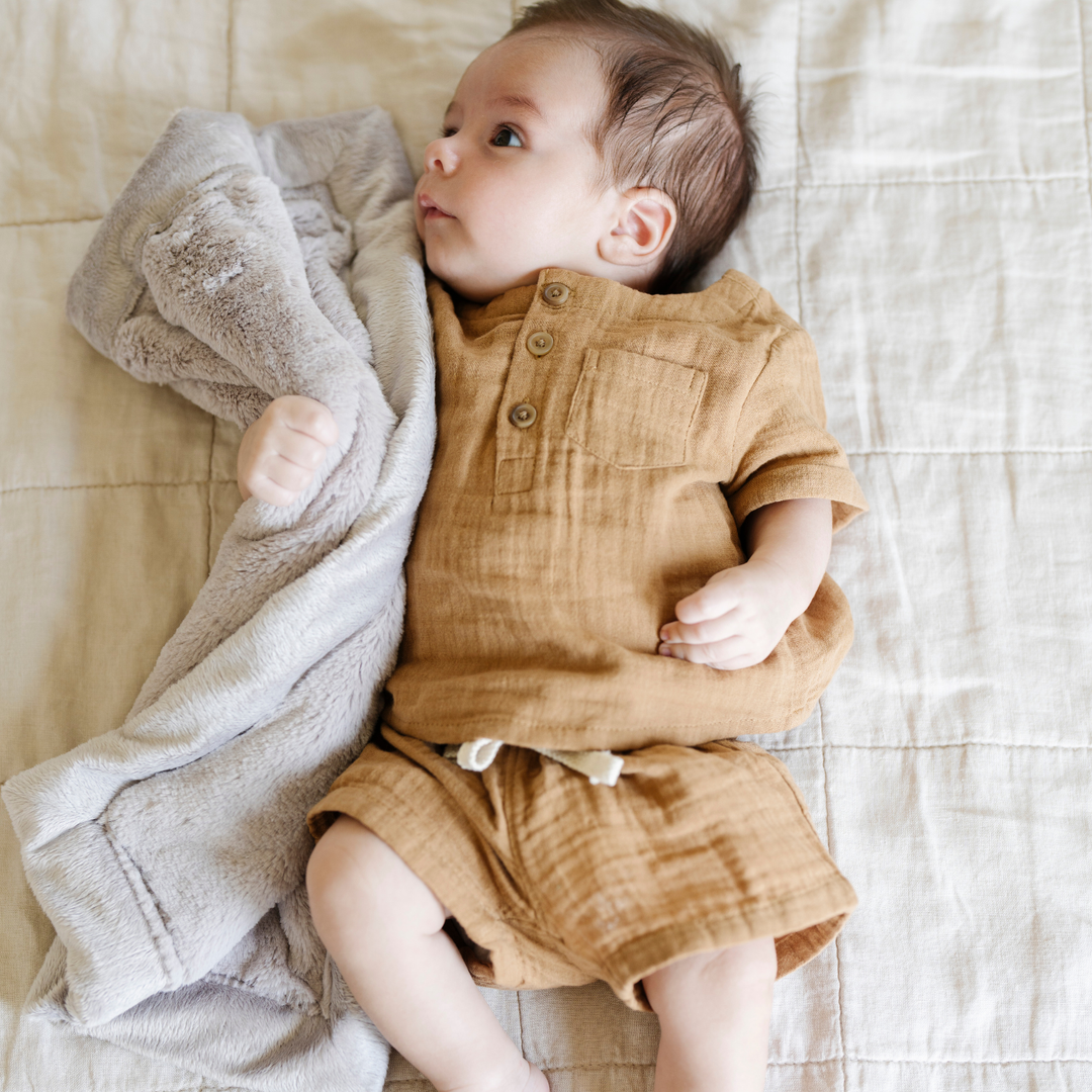 This Feather Saranoni Lush Mini Blanket wraps little ones in warm comfort, ideal for Baby boy blanket styling.