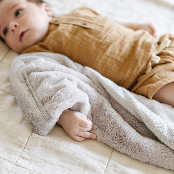 The Feather Saranoni Lush Mini Blanket delivers luxe plush texture small families reach for in Baby blankets needs.