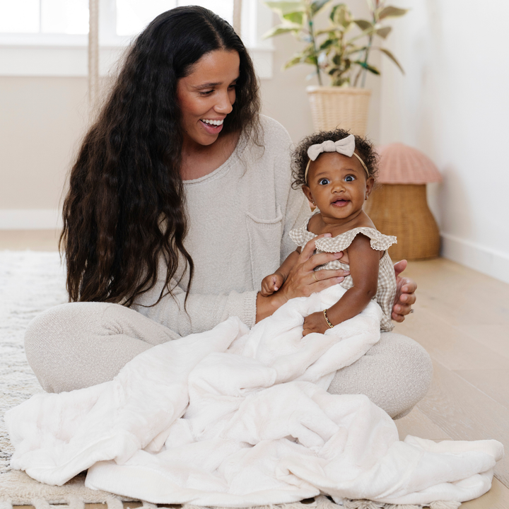 The Saranoni Lush Toddler Blanket in Natural offers a premium plush feel, making it ideal for toddler blanket comfort.