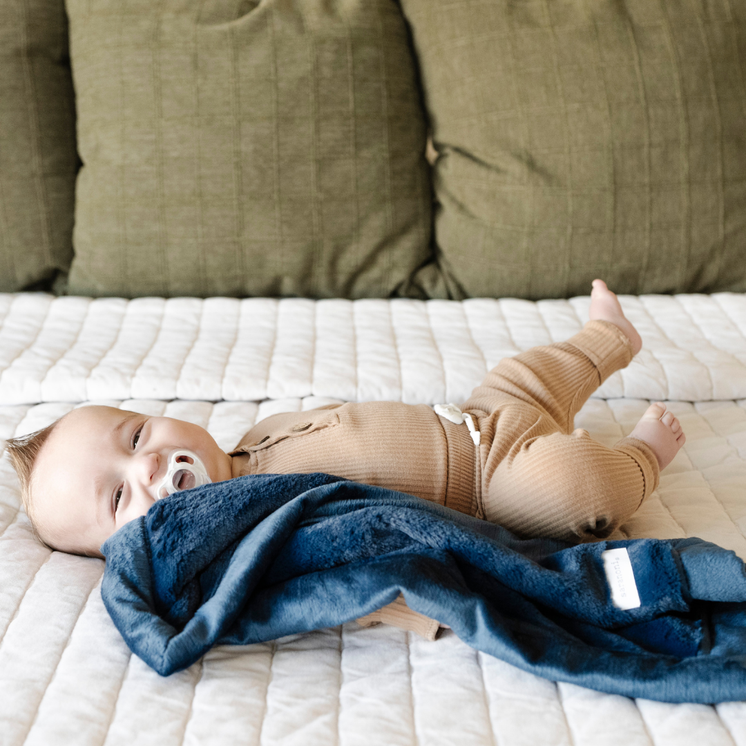 Cozy cuddles get an upgrade with Saranoni Lush Mini Blanket in Navy Ñ a plush baby blanket essential.