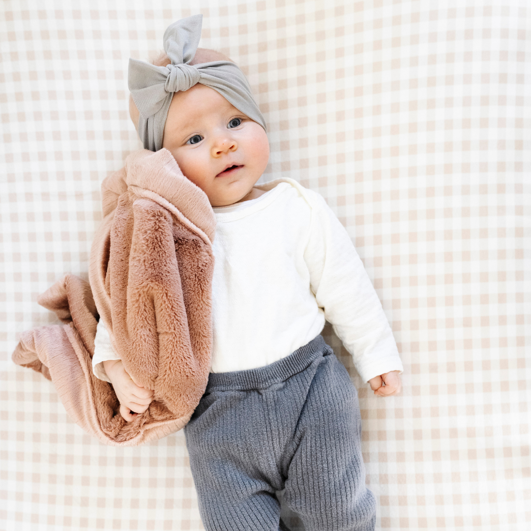 Saranoni Lush Mini Blanket in Rosy feels gentle and beautiful, instantly perfect as baby girl blanket gifting.