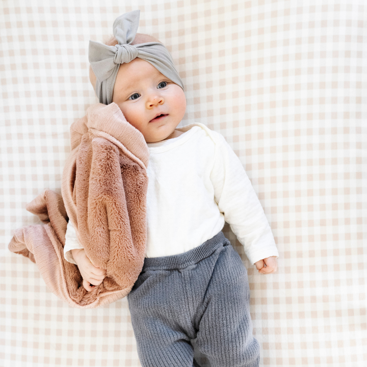 Saranoni Lush Mini Blanket in Rosy feels gentle and beautiful, instantly perfect as baby girl blanket gifting.