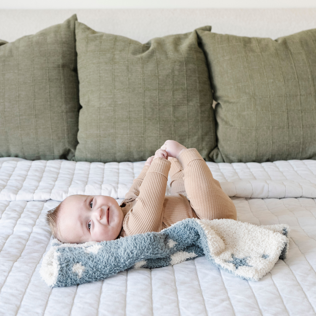 Cozy nights begin with the Saranoni Double-Layer BAMBONI¨ Mini Blanket in Nightfall, crafted for lasting softness in baby boy blankets.