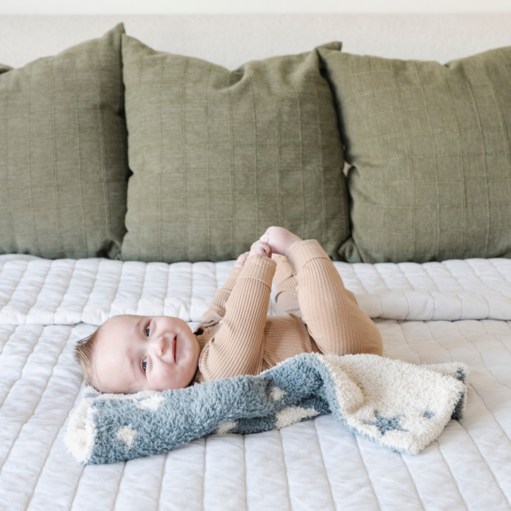 Cozy nights begin with the Saranoni Double-Layer BAMBONI¨ Mini Blanket in Nightfall, crafted for lasting softness in baby boy blankets.