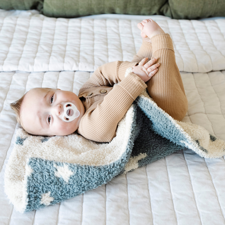 Perfectly plush, the Nightfall Saranoni Double-Layer BAMBONI¨ Mini Blanket transforms everyday cuddles into cozy baby blanket moments.