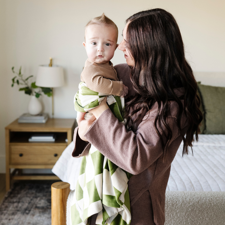 Every snuggle feels special with the Saranoni Minky Stretch Receiving Blanket in Olive Checkered, a luxuriously soft baby blanket.