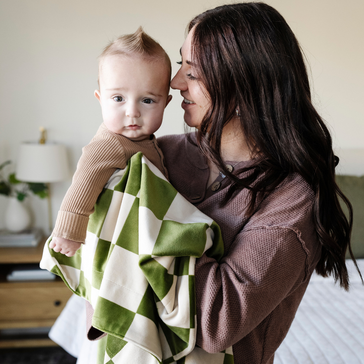 Your little one will adore the Saranoni Minky Stretch Receiving Blanket in Olive Checkered, a soothing infant receiving blanket.