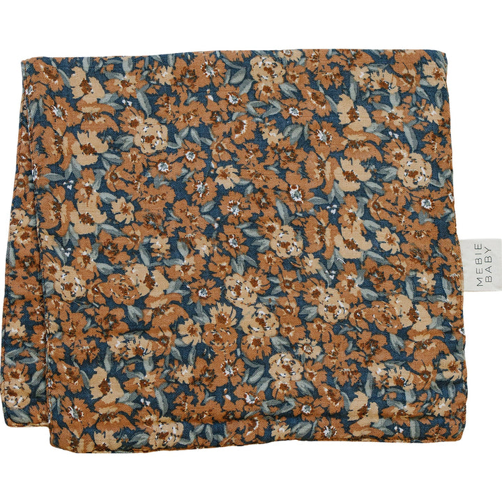 Mebie BabyÕs Venetian Floral Muslin Burp Cloth keeps baby mess-free with soft, absorbent burp cloths.