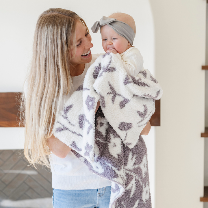 Cuddle your little one in the Saranoni BAMBONI¨ Receiving Blanket in Pansy Purple, a luxuriously soft baby blanket made for everyday comfort.