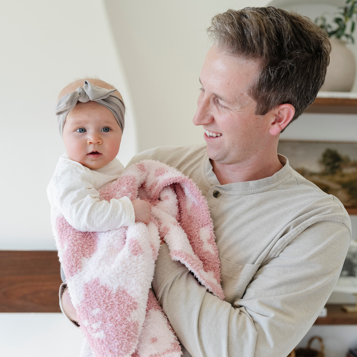 Wrap your baby in the plush comfort of the Saranoni BAMBONI¨ Receiving Blanket in Petal Rose, one of the best baby blankets for gifting.