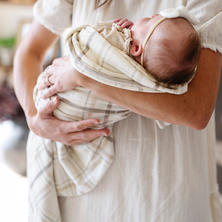 Keep your baby cozy with the Saranoni Minky Stretch Receiving Blanket in Plaid, a modern take on classic receiving blankets.