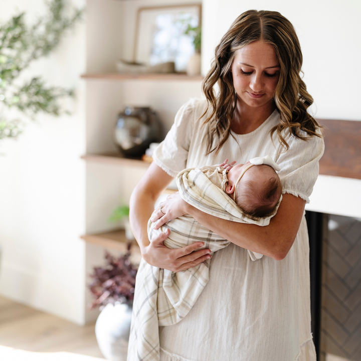 Saranoni Minky Stretch Receiving Blanket in Plaid is a must-have baby blanket with premium texture and stretch.