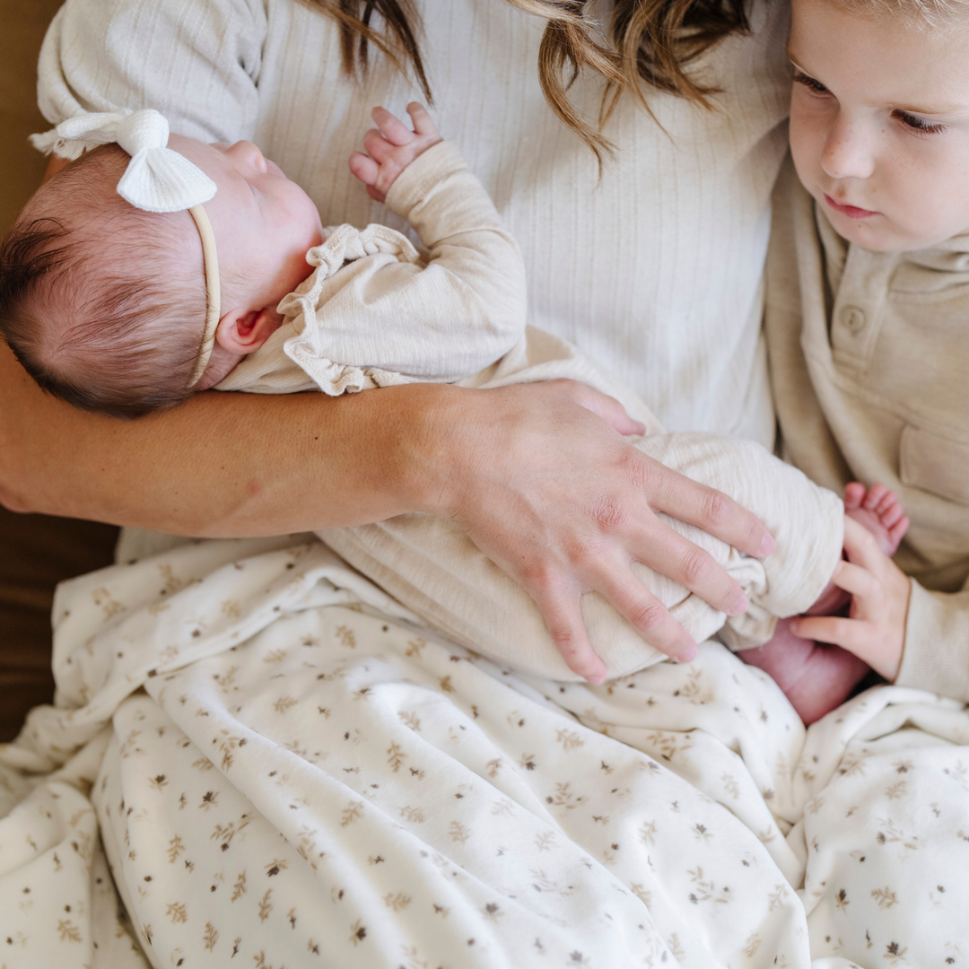 Soft and stretchy, the Saranoni Minky Stretch Receiving Blanket in Posy Floral is ideal for baby girl blankets and sweet cuddles.