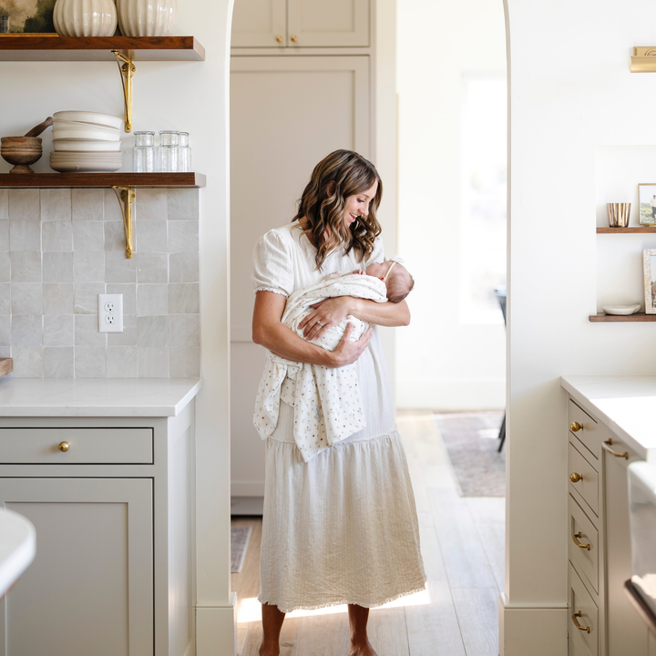 Cuddle-ready and stylish, the Saranoni Minky Stretch Receiving Blanket in Posy Floral makes a luxurious newborn receiving blanket.