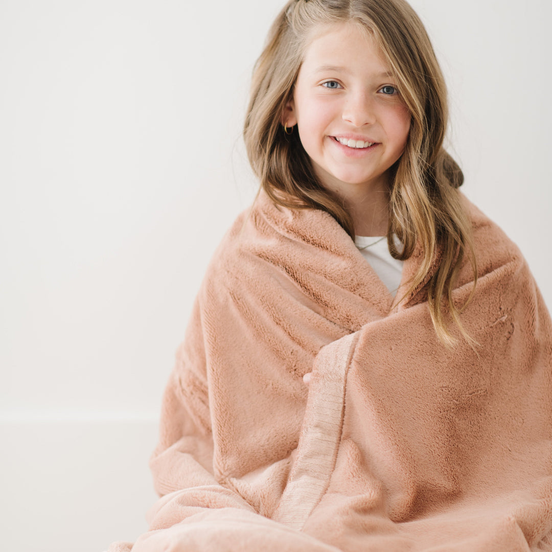 Saranoni Lush Toddler Blanket in Rosy is perfect for cuddles, serving as a soft baby blankets essential.