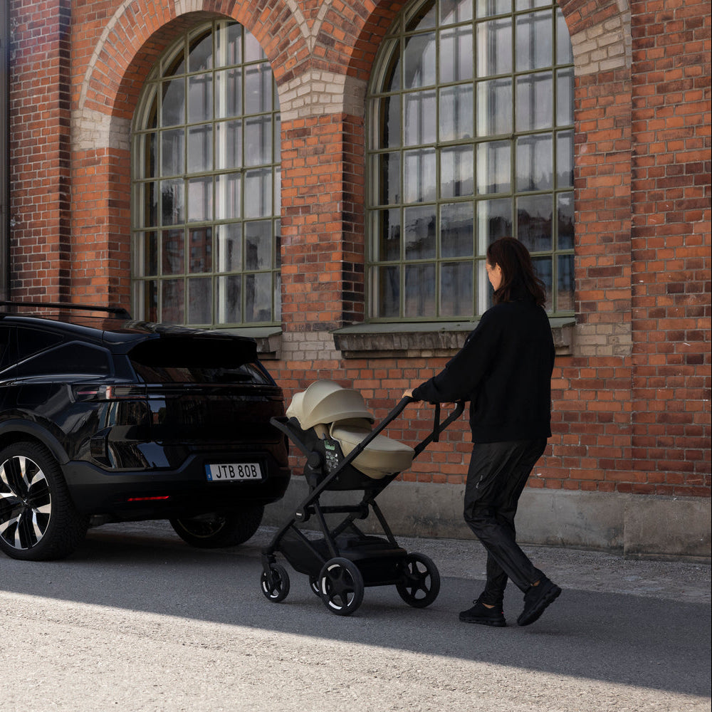Reversible seat stroller: Thule Charm Stroller with Thule Maple infant car seat in use outdoors