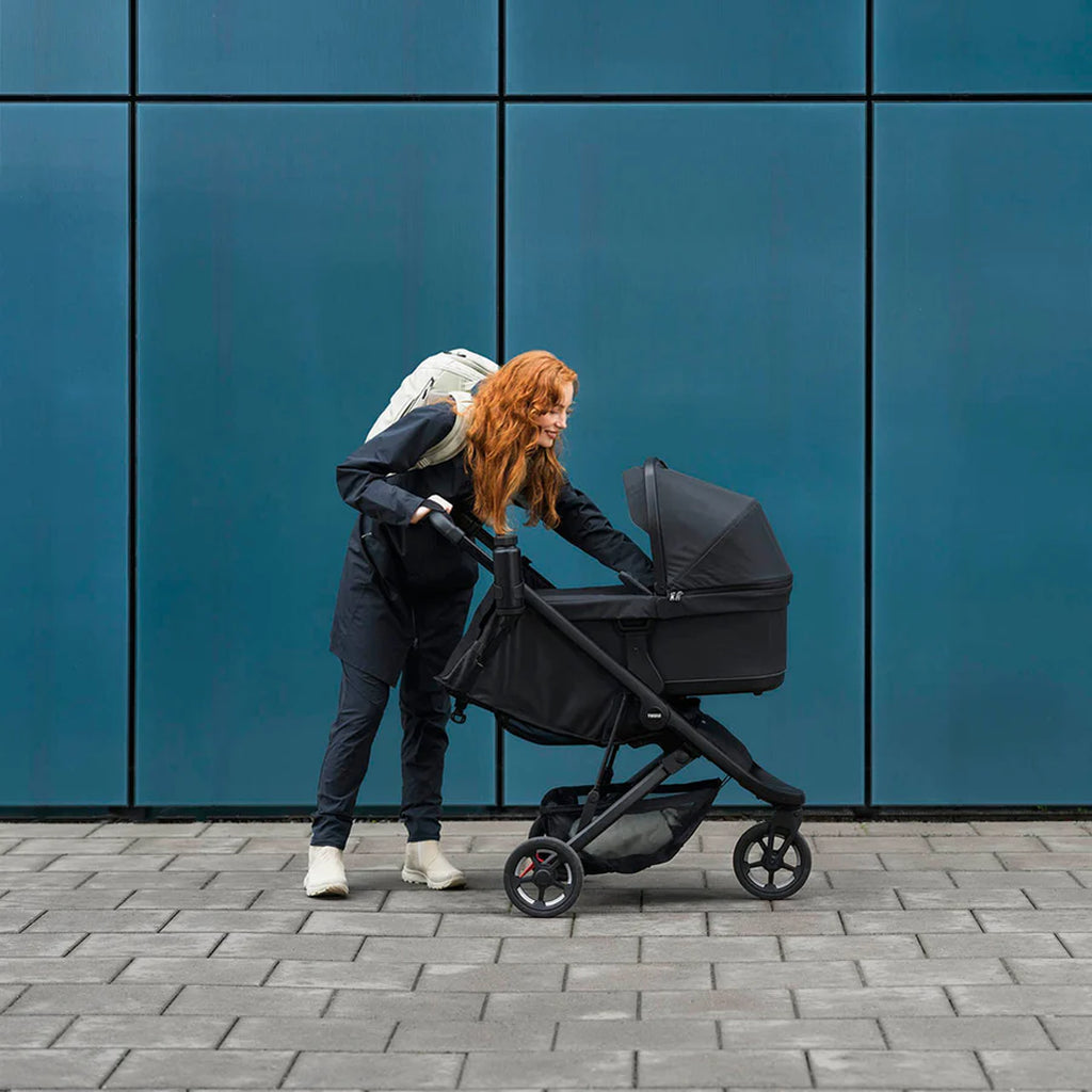 Spring baby bassinet from Thule in black, providing a secure and stylish solution.