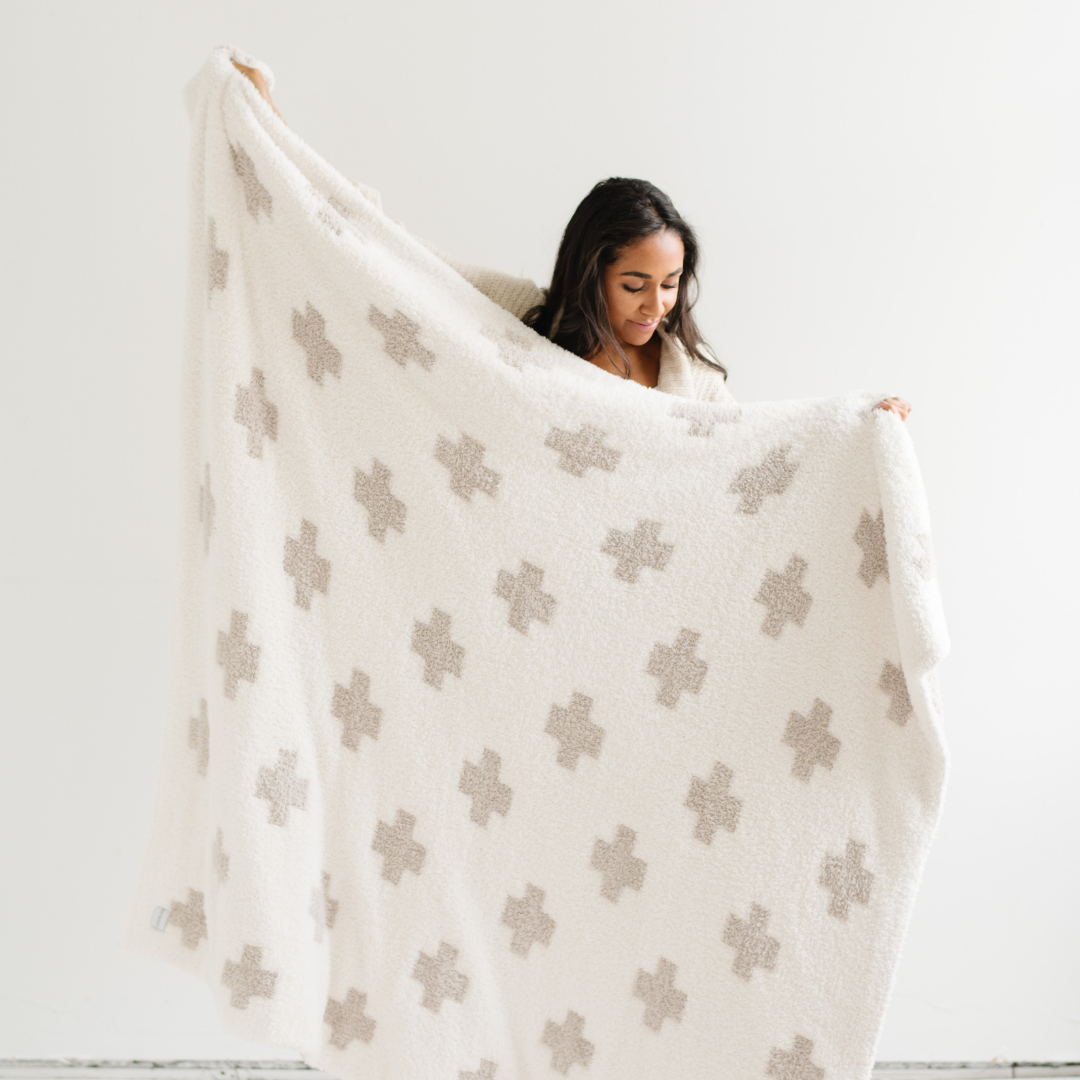 Add a modern touch with the Saranoni Double-Layer BAMONI¨ Throw Blanket in Swiss Cross, a beautifully soft baby blanket for all seasons.