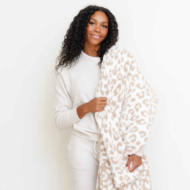Saranoni Double-Layer BAMONI¨ Throw Blanket in Tan Leopard combines trendy design and plush feel, one of the best blankets for toddlers.