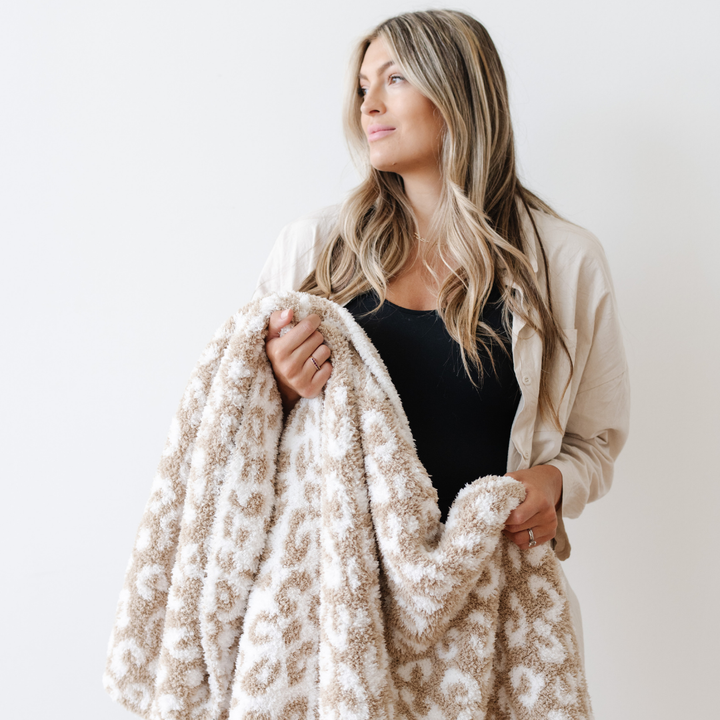 Cozy and chic, the Saranoni Double-Layer BAMONI¨ Throw Blanket in Tan Leopard offers lasting softness, an excellent toddler blanket choice.