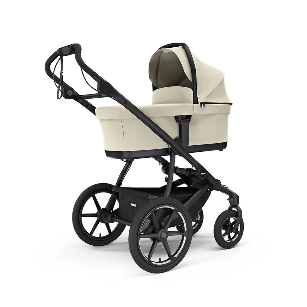 Mid-blue Thule Urban Glide stroller with bassinet, ensuring comfort for your baby.