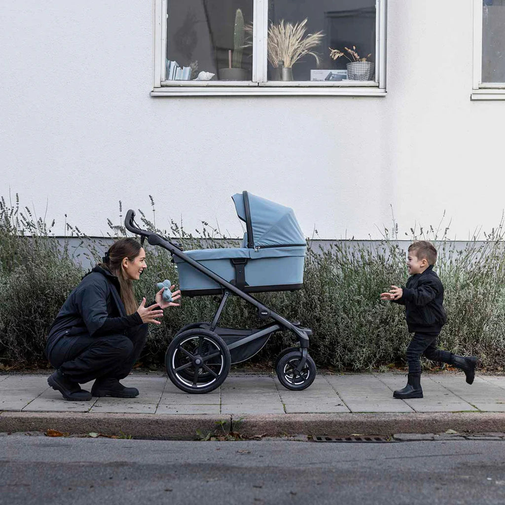 Thule mid-blue infant bassinet, a perfect accessory for your Thule stroller.