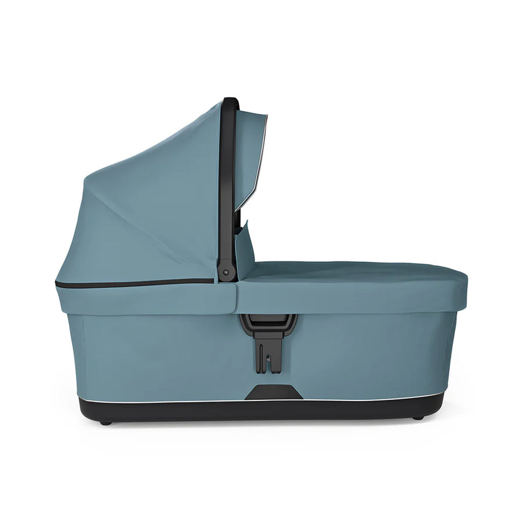 Thule Spring bassinet in mid-blue, designed for easy use with Thule strollers.