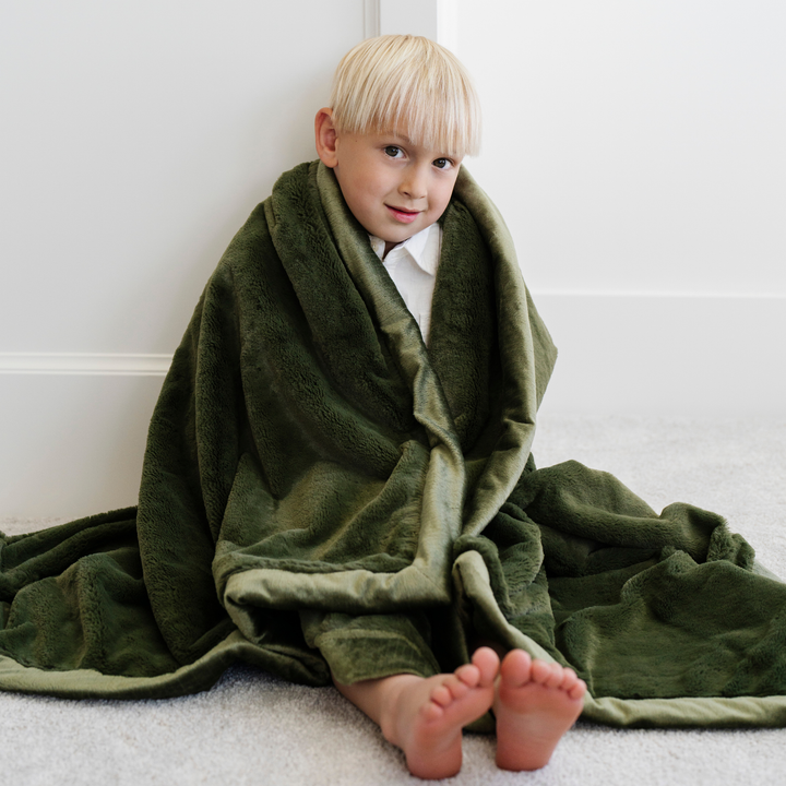 The Saranoni Lush Toddler Blanket in Fern is a soft baby blankets option for cuddles and rest.